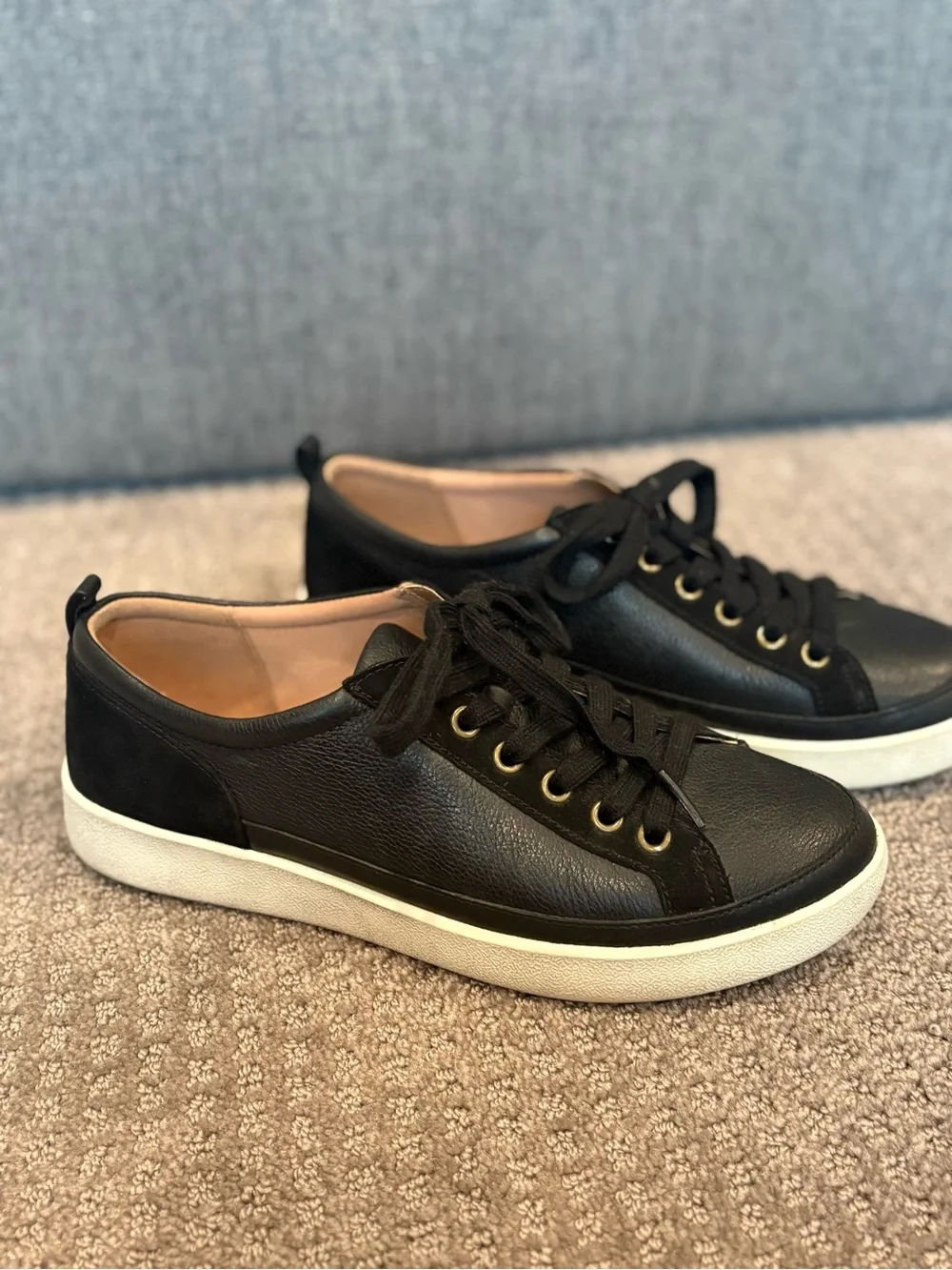 Vionic Winny black leather sneakers with white sole size 8